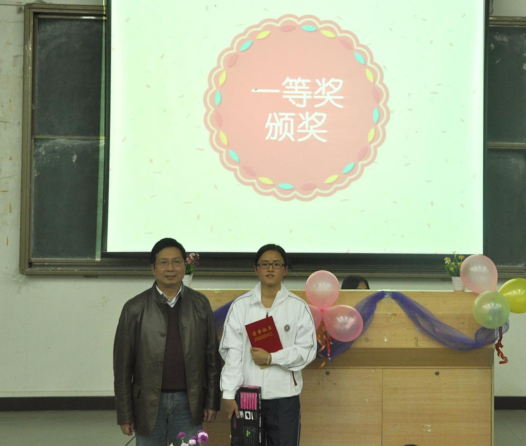 刘徳平处长为一等奖获奖者13旅管1班冯丽欣同学颁发荣誉证书与奖品 williamhill英国官网
