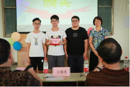 王锦秀副院长为获奖选手颁奖
