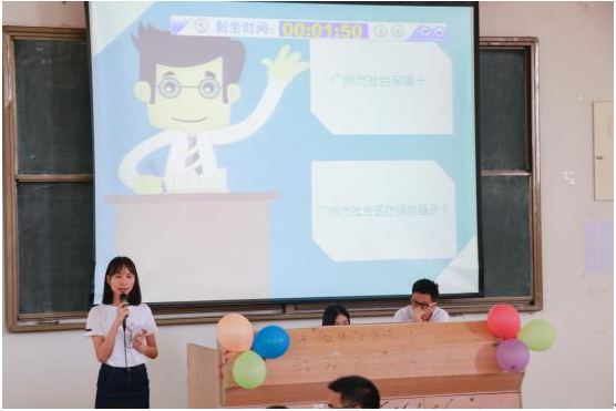 选手在作精彩的PPT讲解