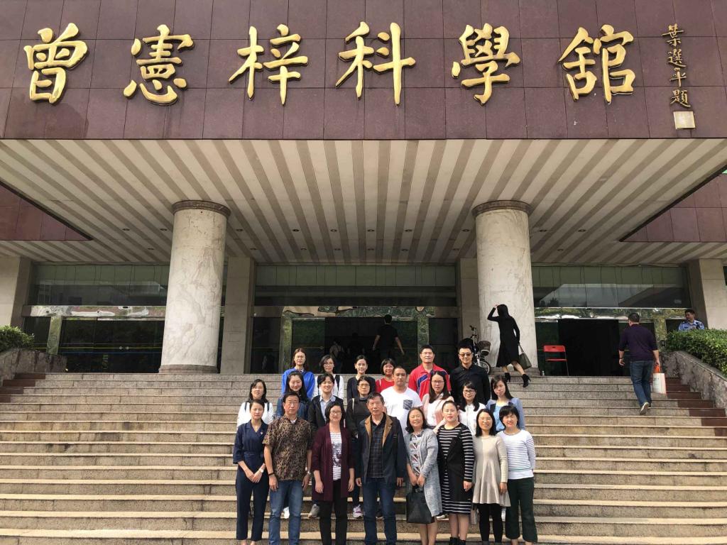 与暨南大学老师们合影留念 williamhill英国官网