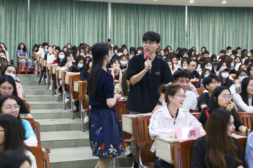 学生现场提问 williamhill英国官网